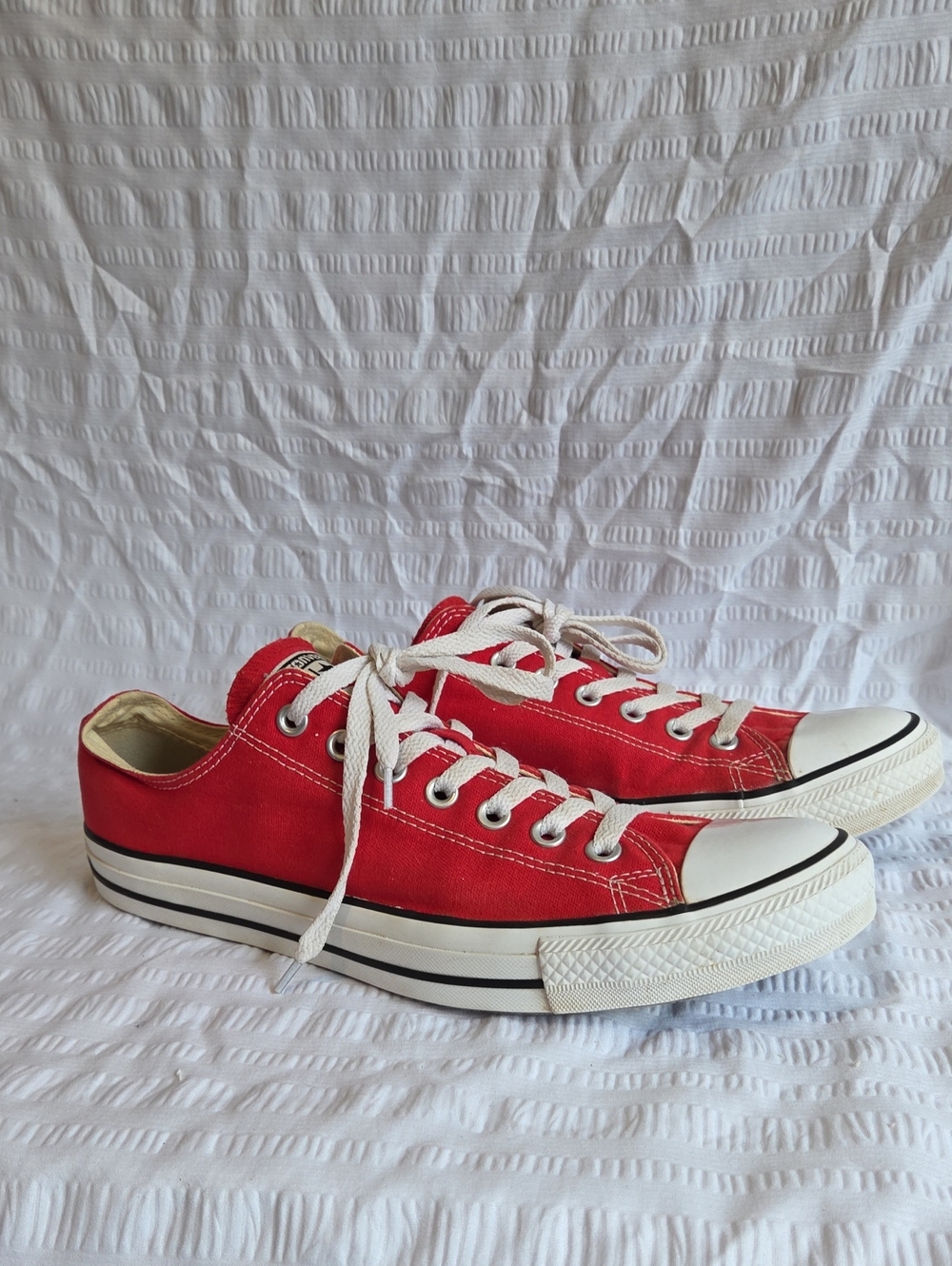 Converse Chuck Taylor All Star Low Tops (Ox) in Red